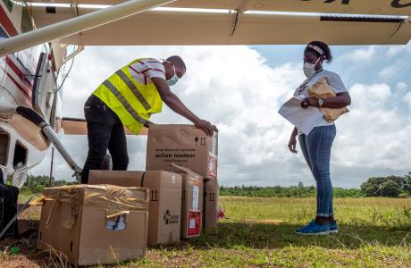 Loading/ unloading the aircraft